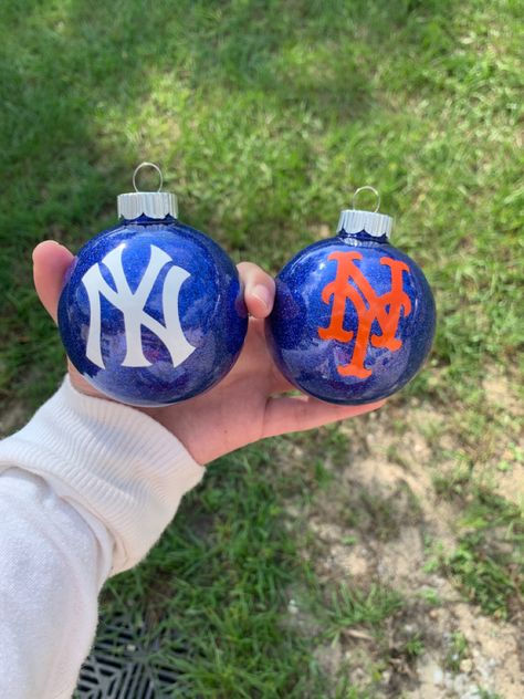 Sports Ornaments Diy, Sports Christmas Ornaments, Crafty Christmas Gifts, Baseball Yankees, Sports Ornaments, Glitter Ornaments Diy, Christmas Golf, Christmas Gift Exchange, Crafty Christmas