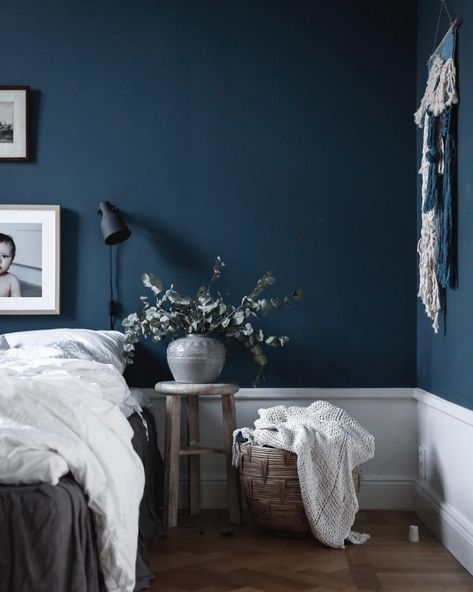 Idle Hands Awake | Perfectly Dreamy Moody Blue Bedrooms | http://idlehandsawake.com Dark Blue Bedrooms, Blue Bedroom Walls, Navy Blue Bedrooms, Dark Blue Walls, Blue Bedroom Decor, Bedroom Wall Designs, Dekorasi Kamar Tidur, Blue Rooms, Bedroom Paint