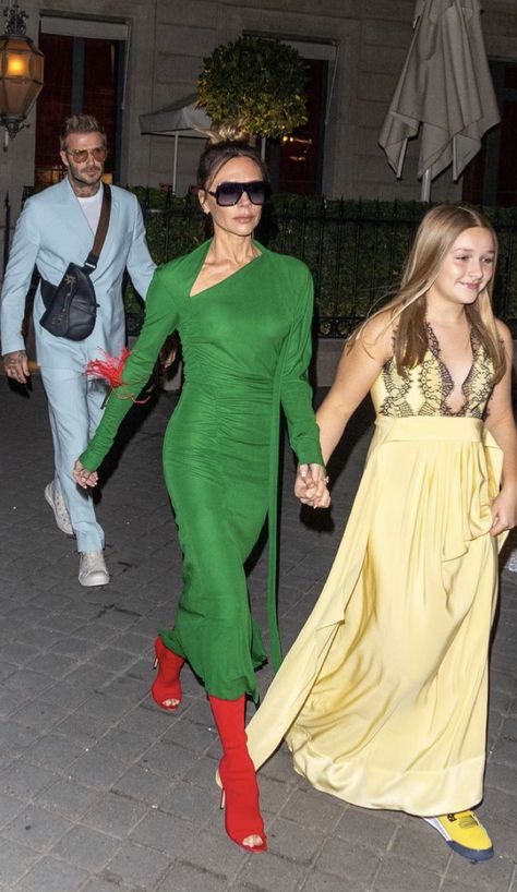 Victoria Beckham Street Style, Victoria Beckham Shoes, Style Victoria Beckham, Victoria Beckham Dresses, Harper Beckham, Victoria And David, Victoria Beckham Dress, David And Victoria Beckham, Victoria Beckham Style