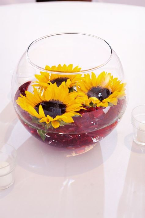 Sunflower candle Wedding Sunflower Theme, Sunflower Candle, Sunflower Wedding Decorations, Sunflower Centerpieces, Sunflower Theme, Sunflowers And Roses, Sunflower Themed Wedding, Vase Deco, Red Sunflowers