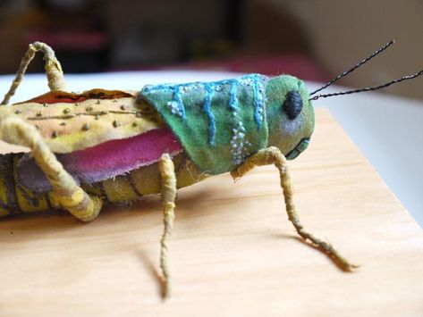 Art Fibres Textiles, Fabric Sculpture, Sculpture Textile, Bug Art, Textile Sculpture, Textile Fiber Art, Fibres Textiles, Insect Art, A Bug