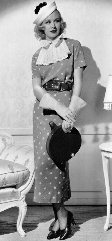 Ginger Rogers stunning 1930’s fashion 😍 Vintage Fashion 1930s, Blithe Spirit, Fashion Decades, Vintage Hollywood Glamour, Ginger Rogers, 30s Fashion, 20th Century Fashion, Hollywood Icons, Retro Mode