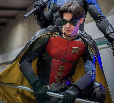 Red Robin Cosplay, Tim Drake Cosplay, Robin Halloween Costume, Cosplay Robin, Robin Suit, Nightwing Cosplay, Young Justice Robin, Robin Costume, Bat Logo