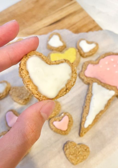 Homemade Dog Treats With Icing Dog Icing Recipe Easy, Frosting For Dog Treats, Dog Treat Icing Recipe That Hardens, Dog Treats With Icing, Dog Icing Recipe, Dog Treat Icing Recipe, Icing Recipe Easy, Dog Icing, Dog Treat Icing