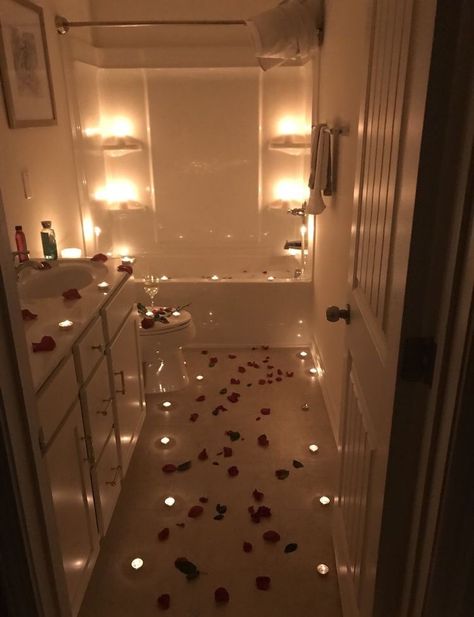 Bath Candles Romantic, Romantic Hotel Rooms, Romantic Room Surprise, Romantic Dinner Decoration, Romantic Bath, Romantic Room Decoration, Surprise Boyfriend, Red Bathroom, Romances Ideas