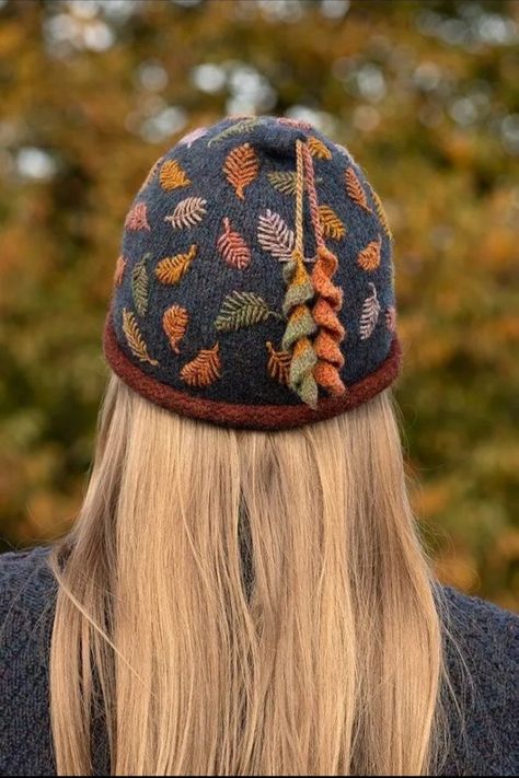 Embroidery On Knitting, Felting Embroidery, Alice Starmore, Colorwork Knitting Patterns, Knitting Embroidery, Ravelry Knitting, Hat Knitting Pattern, Crochet Knit Hat, Felt Embroidery