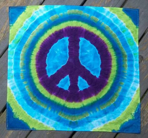 ☮ American Hippie Art ☮ Tie Dye peace sign Painted Peace Sign, Diy Peace Sign, Chalk Peace Sign, Peace Sign Art Hippie, Tie Dye Peace Sign, Peace Symbols, Peace Sign Art Hippie Flower Power, Bus Ideas, Fabric Painting Techniques