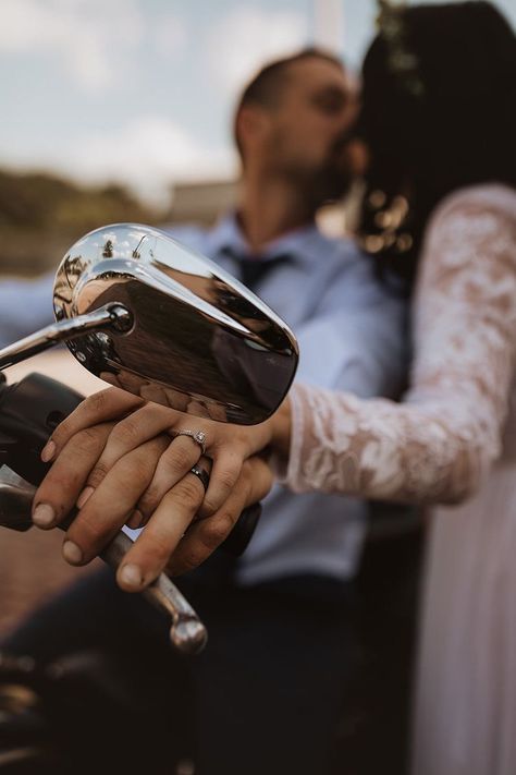 Harley Wedding Pictures, Motorcycle Prenup Ideas, Motorbike Wedding Photos, Biker Wedding Photos, Couple Motorcycle Photoshoot, Biker Wedding Ideas, Motorcycle Wedding Ideas, Motorcycle Couple Photography, Moto Wedding