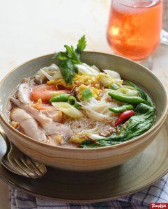 Sajian berkuah yang lengkap, sedap, dan cepat? Bihun kuah jawabannya! Klik di sini untuk resep super cepat dan simpel. Pork Loin Recipes, China Food, Indonesian Cuisine, Malaysian Food, Ramadan Recipes, Simply Recipes, Beef And Noodles, Indonesian Food, Asian Dishes