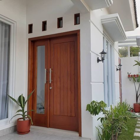 4.096 Suka, 47 Komentar - Desain Rumah Modern (@rumahmodern) di Instagram: “Cakep Banget! By: @rumaholif” House Front Porch, House Outside Design, Bungalow House Design, Good House, Cool House Designs, Security Door, House Designs Exterior, House Front, Door Hardware