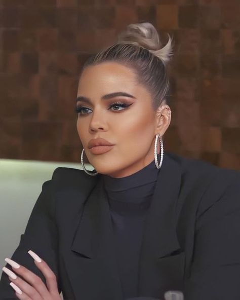 Chloe Kardashian Makeup, Khloe Kardashian Hair Short, Khloe Kardashian Makeup, Kim Outfits, Khloe Kardashian Hair, Jenner Hair, Khloe Kardashian Style, Kardashian Makeup, Kloe Kardashian