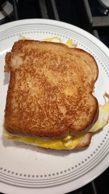 Anna | Live to Love, Love to Eat ❤️ on Instagram: "My go-to breakfast sandwich 🥪 🍳 So easy, so simple and delicious! Watch the video for the simple recipe! #breakfastidea #breakfasthack #easybreakfast #easymeal #egg #eggsandwich #eggs #simplerecipes #simplemeals #breakfast #breakfastideas #mealidea #easybreakfast #breakfastsandwich #breakfastrecipes #breakfasttime" Breakfast Egg Bake, Easy Breakfast Sandwich, Breakfast Recipies, Good Morning Breakfast, Egg Sandwich, Baked Bacon, Sunday Breakfast, Breakfast Pastries, French Toast Bake