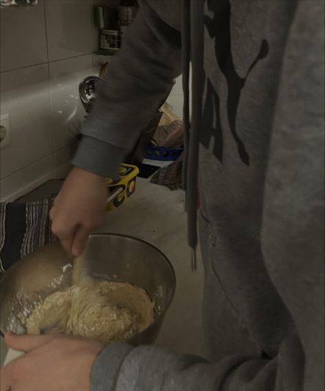 Cooking With Boyfriend, With Boyfriend Aesthetic, Nerd Boyfriend, Boyfriend Aesthetic, Sweet Boyfriend, Peter Pettigrew, Man Cooking, Couple Cooking, Girl Cooking