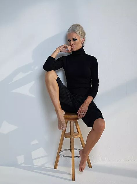 Caroline Labouchere, Silver Haired Beauties, Grey Hair Inspiration, She's A Lady, Black White Outfit, Ageless Beauty, Aging Beautifully, Aging Gracefully, 50 Fashion