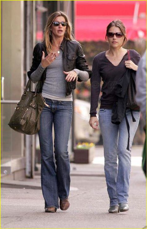 Gisele Bundchen Style, 90s Models Off Duty, Model Off Duty Outfits, Models Off Duty Style, 2000s Clothes, Gisele Bündchen, 2000s Fashion Outfits, Celebrity Street Style, Fashion Mistakes