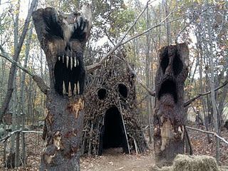 I'd love to make spooky trees like these... Forest Halloween Decorations, Haunted Forest Halloween, Haunted Trail Ideas, Trail Ideas, Forest Halloween, Halloween Garden Decorations, Haunted Woods, Scary Christmas, Haunted Forest