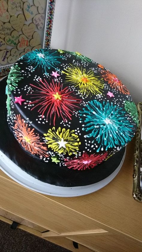 New Year Cake Designs, Fireworks Cake, Patriotic Cake, Fourth Of July Cakes, Decoration Patisserie, 4th Of July Cake, New Year's Cake, 4th Of July Desserts, Fourth Of July Food