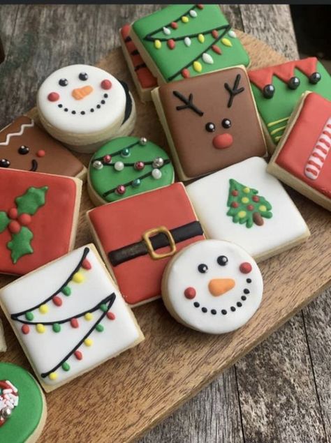 Easy Iced Christmas Cookies, Round Cookie Decorating Ideas Christmas, Winter Sugar Cookies Decorating Ideas, Cute Christmas Sugar Cookies, Christmas Royal Iced Cookies, Holiday Royal Icing Cookies, Mini Christmas Sugar Cookies, Royal Icing Christmas Cookie Ideas, Cute Christmas Cookies Easy