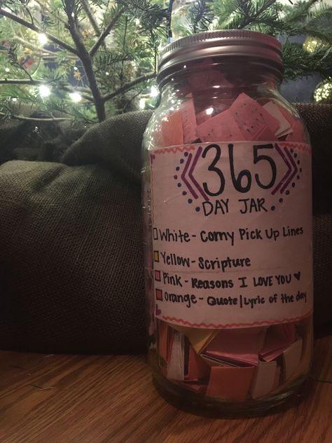 365 Day Jar for my boyfriend for Christmas Christmas Gift Ideas For Boyfriend, Christmas Presents For Boyfriend, 365 Jar, Diy Christmas Gift Ideas, Christmas Ideas For Boyfriend, Bday Gifts For Him, Gift Ideas For Boyfriend, Boyfriend Christmas