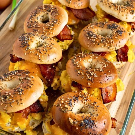 Make-Ahead Bagel Breakfast Sliders - Yummy and fully Breakfast Box Ideas, Bagel Breakfast Sliders, Sandwich For A Crowd, Breakfast Sammies, Breakfast Sliders, Bagel Breakfast, Whole Wheat Bagel, Bagel Breakfast Sandwich, Skip Breakfast