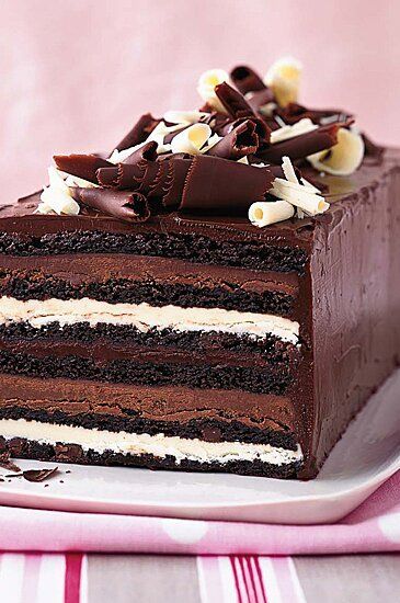 Layered with dark chocolate and white chocolate ganache, then covered it in dark chocolate frosting this cake is a Christmas dessert to show off this holiday season.#holidays #entertaining #holidayentertaining #thanksgiving #christmas #newyearseve Layer Cake Recipes, Brownie Desserts, Chocolate Truffle, Köstliche Desserts, Chocolate Shavings, Food Cakes, Chocolate Truffles, Chocolate Desserts, Let Them Eat Cake