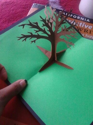 Tree pop-up card Pop Up Tree, Tree Pop Up Card, Pop Up Tunnel, Creative Mind Map, Diy Photo Book, Family Tree Project, Paper Architecture, Thanksgiving Place Cards, 3d Tree