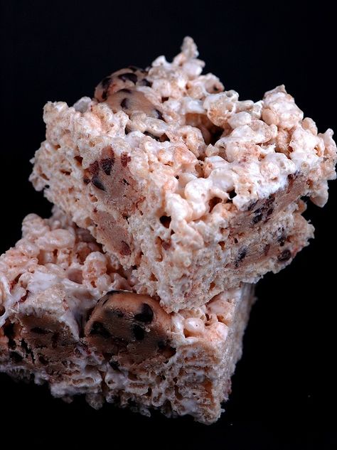 These Chocolate Chip Cookie Dough Rice Krispie Treats are filled with chocolate chip cookie dough truffles for a great twist on a classic. Oreo Rice Crispy Treats, Chocolate Chip Cookie Dough Truffles, Oreo Rice, Rice Crispie, Krispie Treats Recipe, Krispy Treats, Cereal Treats, Eat Cookies, Rice Krispy