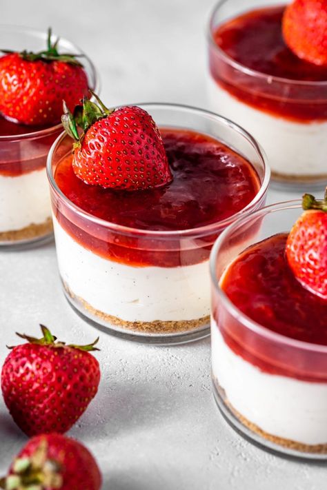 No-Bake Personal Strawberry Cheesecakes – MikeBakesNYC Strawberry Pretzel Trifle, Bun Maska, Mango Kulfi, Processor Recipes, Bolo Red Velvet, Kulfi Recipe, Chicken Roast, Cheesecake In A Jar, Strawberry Pretzel Salad