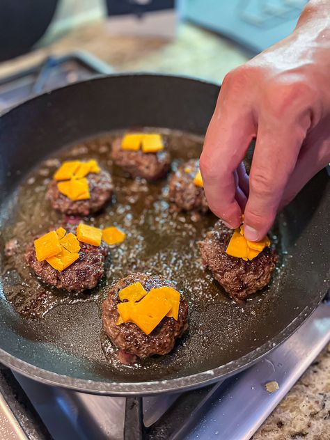 Cooking burger sliders with cheese on the stove Oven Sliders, Cast Iron Skillet Burgers, Skillet Burgers, Cast Iron Burgers, Oven Burgers, Turkey Burger Sliders, Hamburger Sliders, Slider Recipe, Cheddar Burger