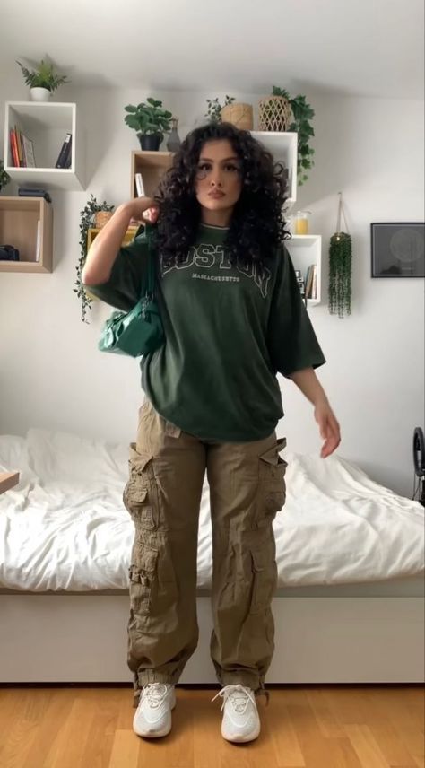 Wide Leg Cargo Pants Outfit, Green Cargo Pants Outfit, Cute Going Out Outfits, Tomboy Outfit Ideas, Tomboy Stil, Pakaian Hipster, Tomboy Outfit, Baggy Outfit Ideas, Boyish Outfits