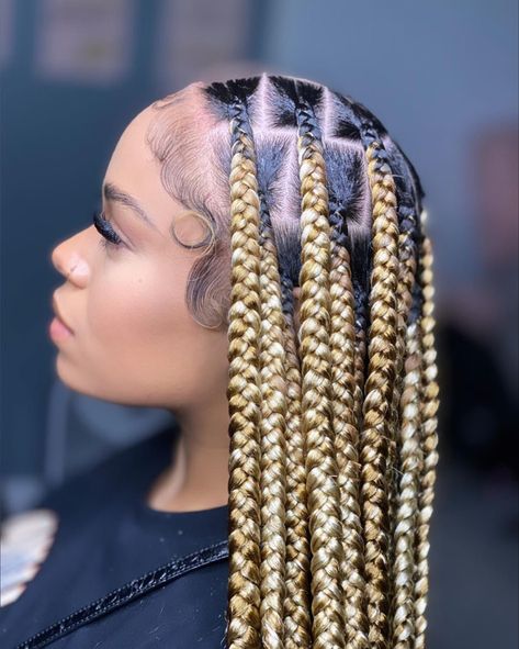 Blond knotless braids Blond Knotless Braids, Mixed Color Braids, Mixing Hair Color, Blonde Knotless Braids, Blonde Knotless, Braids Hairstyles For Black Women, Color Braids, Cornrows With Box Braids, Big Box Braids