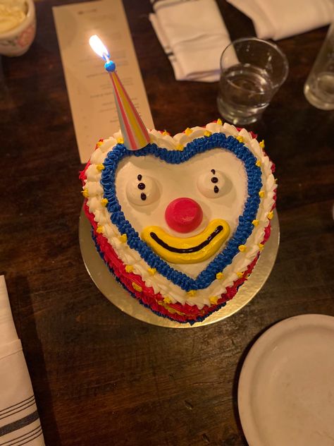 Fun Bday Cakes, Clown Desserts, Clown Cake Ideas, 2000s Grocery Store Cakes, Cute Birthday Theme Ideas, Character Birthday Party Ideas, Clown Theme Birthday Party, Clown Cakes Birthdays, Clown Party Ideas