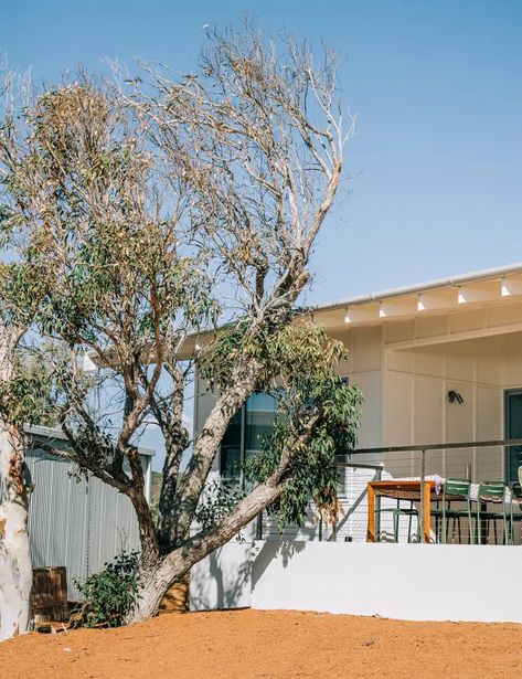 A Low-Fuss Retro Beach Shack In A Sleepy WA Coastal Town Beach Shack House, Beach Shack Interior, Beach Shack Exterior, Future House Exterior, Shack House, Retro Beach House, Beach Shacks, Beachy Aesthetic, Retro Beach