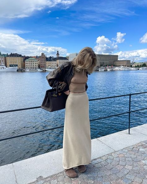 Elsa Hosk Carried A $20,000 Birkin Bag While Visiting Her Family In Sweden Chic Night Out Outfit, Elsa Hosk Outfits, Elsa Hosk Style, Go Out Outfit Night, Look Hippie Chic, Supermodel Style, Night Out Outfits, Date Night Outfit Classy, Casual Date Night Outfit