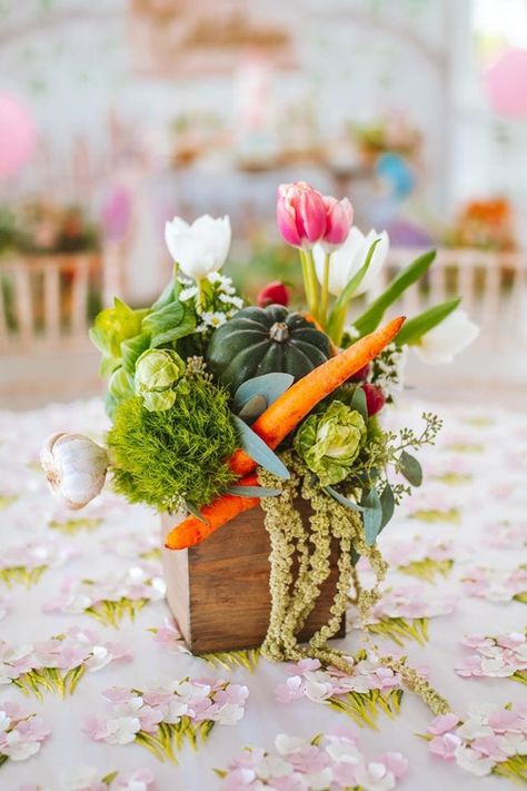 Rabbit Baby Shower Ideas, Peter Rabbit Baby Shower Ideas, Peter Rabbit Characters, Vegetable Cake, Casa Club, Easter Baby Shower, Peter Rabbit Birthday, Peter Rabbit Party, Tropical Baby Shower