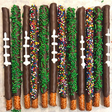 Step-by-step instructions for the best football pretzel rods (sticks) and easy-to-make football laces. Perfect for Super Bowl! Football Themed Desserts, Football Desserts, Decorated Brownies, Chocolate Pretzel Rods, Chocolate Footballs, Football Treats, Dark Chocolate Candy, Chocolate Covered Pretzel Rods, Chocolate Melting Wafers