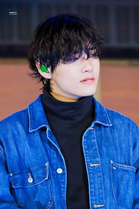 Kim Taehyung biting his lip Nuna V, Jin Kim, Hidden Agenda, Pop Idol, Bts Lockscreen, Daegu, V Taehyung, Bts Twt, Bts Bangtan Boy