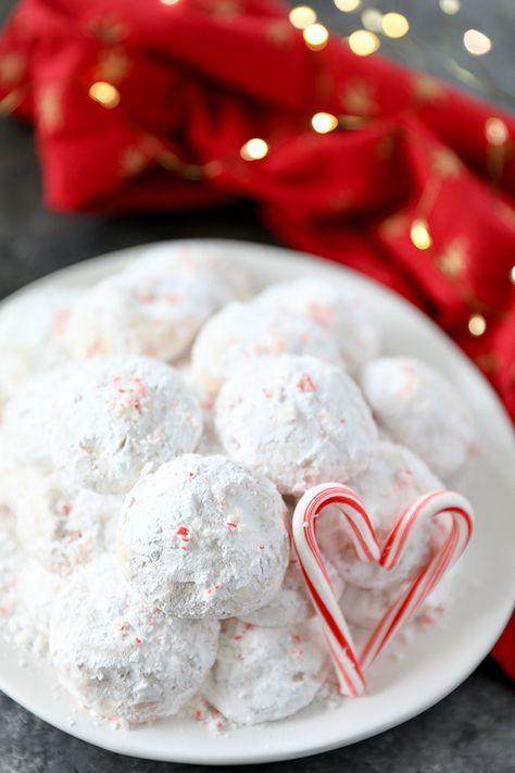 Peppermint Snowball Cookies - festive peppermint shortbread cookies rolled in powdered sugar and sprinkled with crushed candy cane. Snowballs Recipe, Snowball Cookie Recipe, Leftover Candy, Russian Tea Cake, Christmas Shortbread, Mexican Wedding Cookies, Candy Cane Cookies, Snowball Cookies, Peppermint Cookies