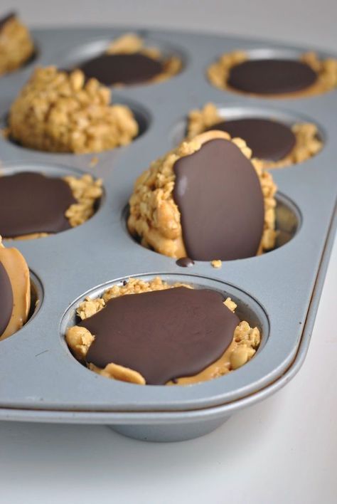 No-Bake Peanut Butter Granola Cups Granola Cups, Biscuits Diététiques, Peanut Butter Granola, Melting Chocolate Chips, Healthy Sweets Recipes, Weekly Menu, Cereal Recipes, Muffin Tin, Healthy Sweets