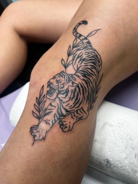 Tiger On Calf Tattoo, Women’s Above The Knee Tattoo, Around Knee Cap Tattoos Women, Women Knee Tattoo Ideas, Tiger Shin Tattoo, Animal Knee Tattoo, Lion Knee Tattoo, Tiger Knee Tattoo, Womens Knee Tattoo