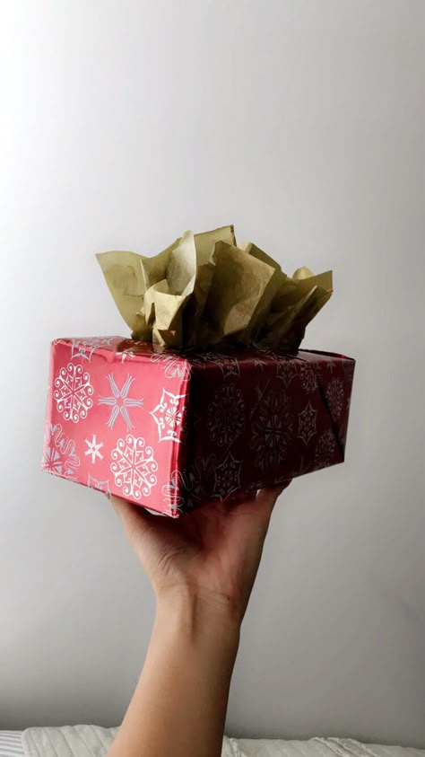 funny gift wrapping creative ways to wrap Quirky Gift Wrapping Ideas, Funny Way To Wrap Present, Wrapping Gifts Funny, Misleading Gifts, Funny Wrapped Gifts, Funny Present Wrapping Ideas, Misleading Gift Wrapping, Funny Ways To Wrap Gift Cards, Creative Gift Wrapping Funny