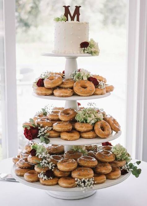 Doughnut Wedding Cake, Donut Bar Wedding, Donut Wedding, Cheap Wedding Reception, Alternative Wedding Cakes, Cake Alternatives, Donut Display, Beaux Desserts, Wedding Reception Favors