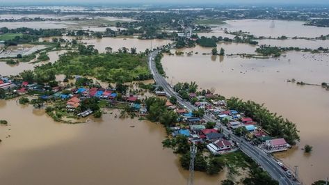 Typhoon Picture, Flooding Pictures, Floods Pictures, Flooded House, Take Shelter, Food Web, Sea Level Rise, Life On Earth, Aerial Photo