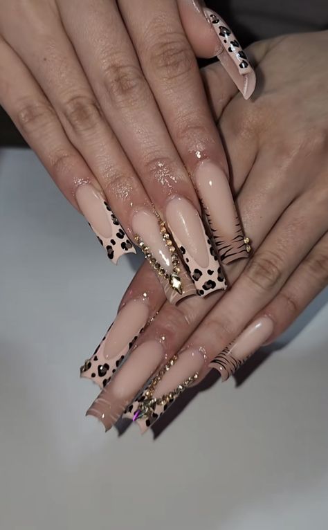 Long Cheetah Nails, How To Cheetah Print Nails, Brown Y2k Nails, White Leopard Print Nails, Brown Baddie Nails, Cheetah Acrylic Nails, Cheetah Print Nails, Hippie Nails, Hard Nails