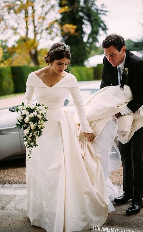 A new picture of Princess Eugenie wedding day Savannah Phillips, Eugenie Wedding, Jack Brooksbank, 4th Wedding Anniversary, Royal Wedding Dress, Royal Brides, Duchess Of York, Princess Beatrice, Princess Eugenie