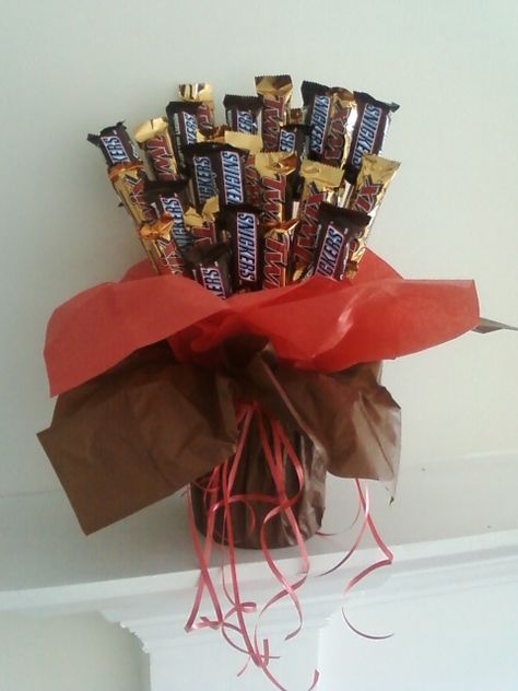 Twix Bouquet, Reeses Bouquet Diy, Snack Bouquet Diy Birthday Gifts, Reese’s Bouquet Diy, Candy Bouquet In Mug, Diy Gift Baskets, Candy Bouquet, Candy Gifts, 50th Anniversary