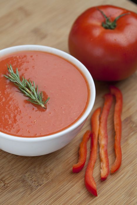 Raw Red Pepper  Tomato Soup Recipe - filled with vitamin C and antioxidants! Tomato And Pepper Soup, Red Pepper Tomato Soup, Red Pepper And Tomato Soup, Pepper And Tomato Soup, Diet Soup Recipes, Red Pepper Soup, Tomato Soup Recipe, Breakfast Low Carb, Pepper Soup