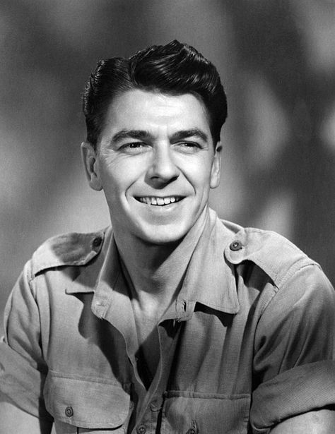 Ronald Reagan Ronald Reagan Young, Ronald Reagan Actor, Portraits Celebrities, Ronald Regan, Ronald Reagan Quotes, Movie Nostalgia, Heart Canvas Art, Nancy Reagan, Usa Presidents