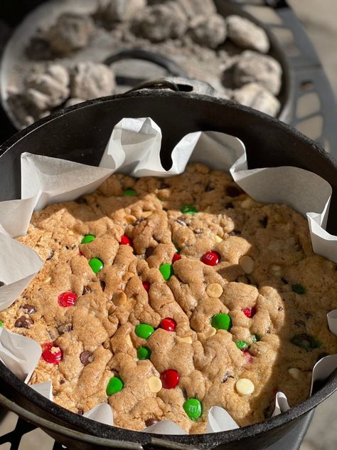 Make a Giant Christmas Cookie in a Dutch Oven - Amateur Camper Christmas Camping Food, Campfire Dutch Oven Recipes, Dutch Oven Desserts, Outdoor Recipes, Chocolate Chip Cookie Brownies, Campfire Recipes, Camping Desserts, Chocolate Chip Cookie Mix, Camp Food