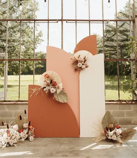 Simple Stage Backdrop, Terracota Party Decoration, Wedding Backdrop Terracotta, Terracotta Arch Flowers, Wedding Arch Flowers Terracotta, Bridal Shower Wood Arch Backdrop, Minimalist Dekor, Wedding Backdrop Design, Event Props